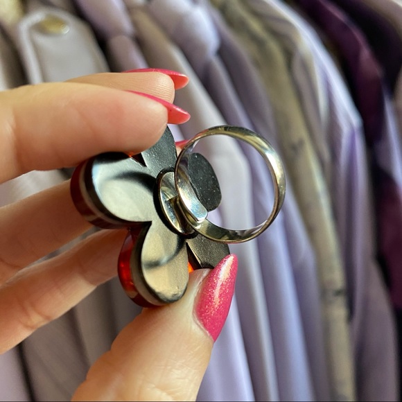 ✨SOLD✨ flower plastic ring - Picture 8 of 8